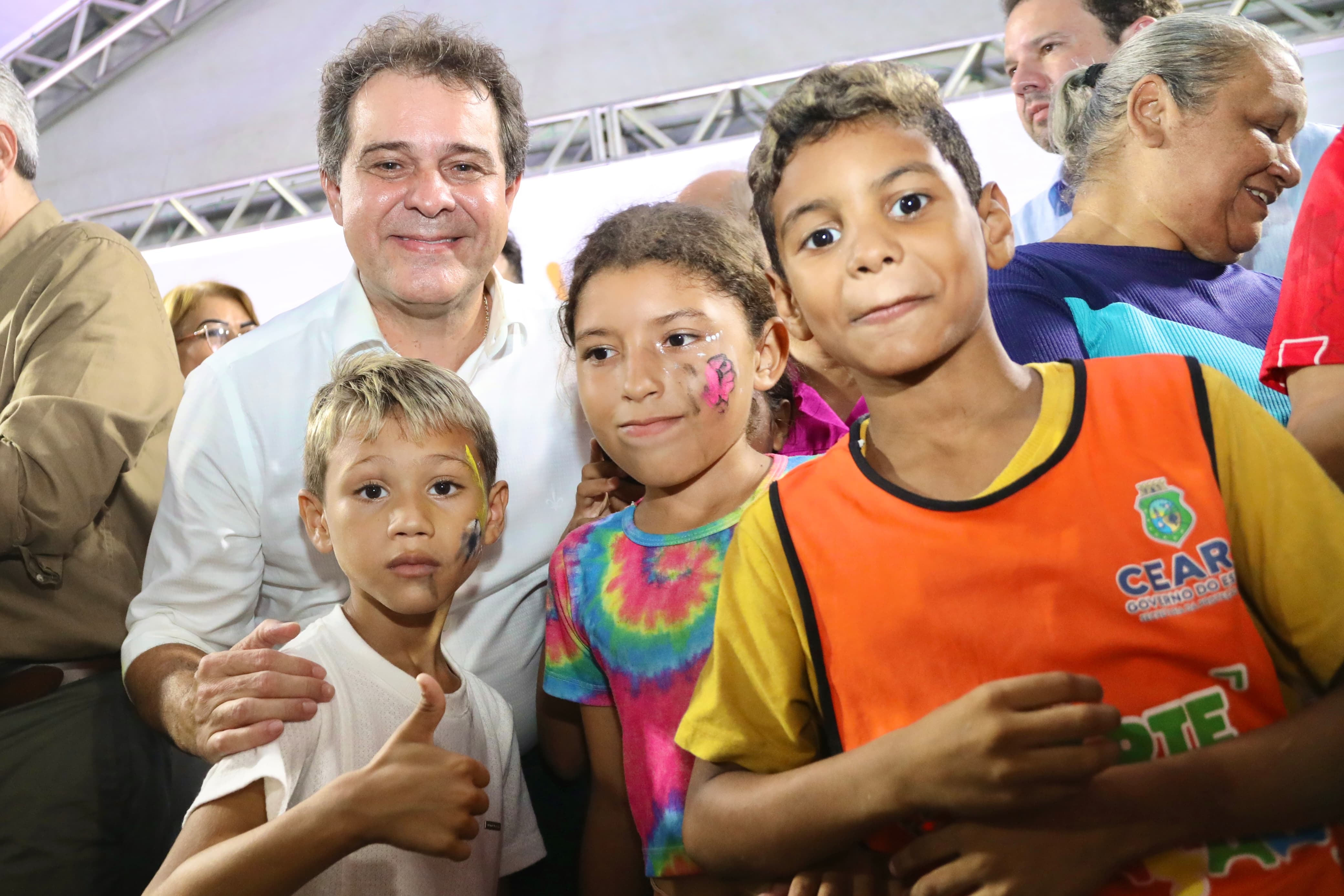 prefeito evandro acompanhado de crianças durante o evento